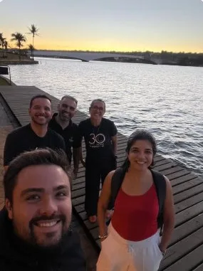 Minoru Raphael em selfie com três pessoas à beira de um lago ao pôr do sol, em Brasília Minoru Raphael em selfie com três pessoas à beira de um lago ao pôr do sol, em Brasília