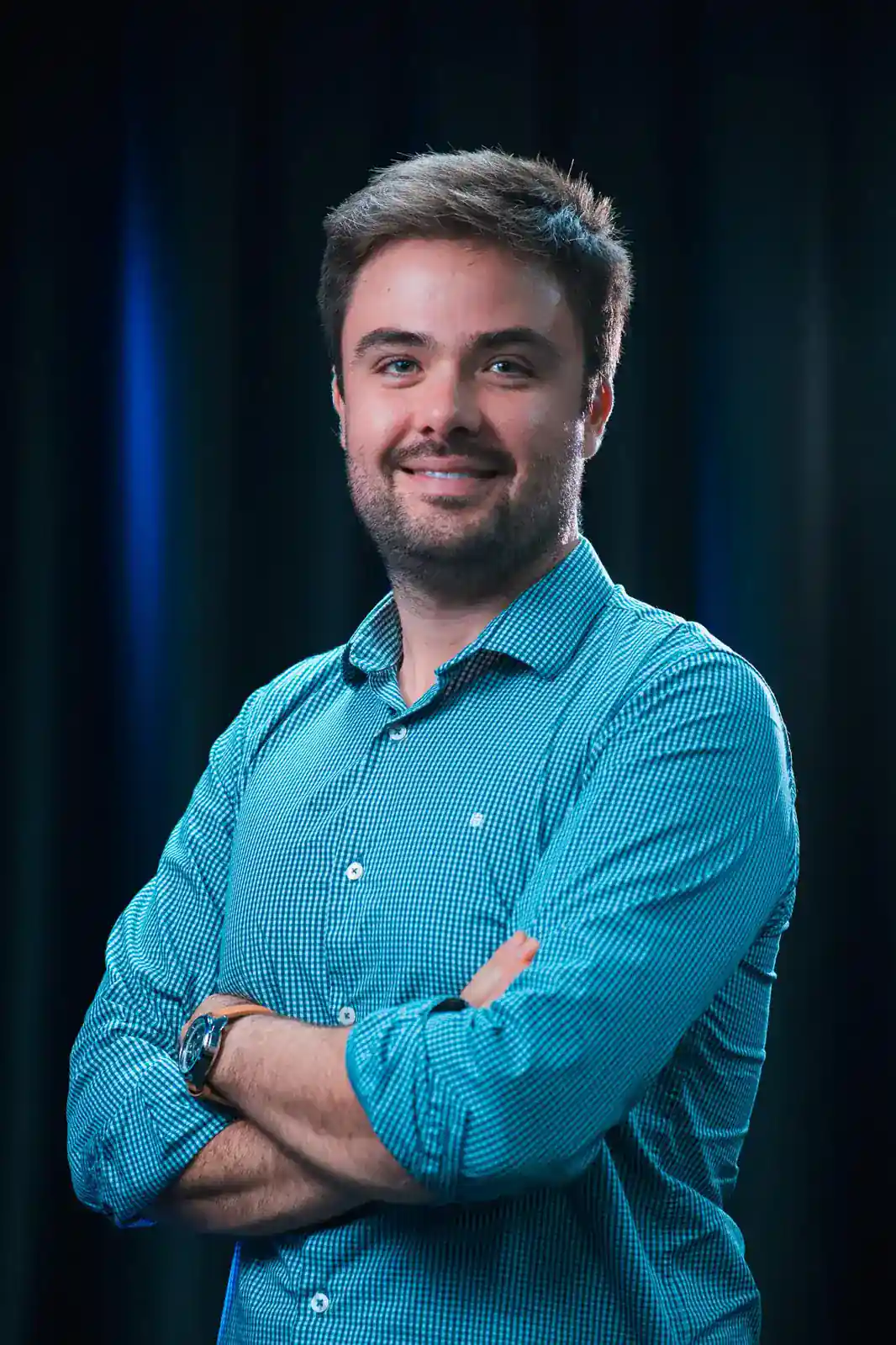 Minoru Raphael sorrindo, de braços cruzados e camisa azul quadriculada Minoru Raphael sorrindo, de braços cruzados e camisa azul quadriculada